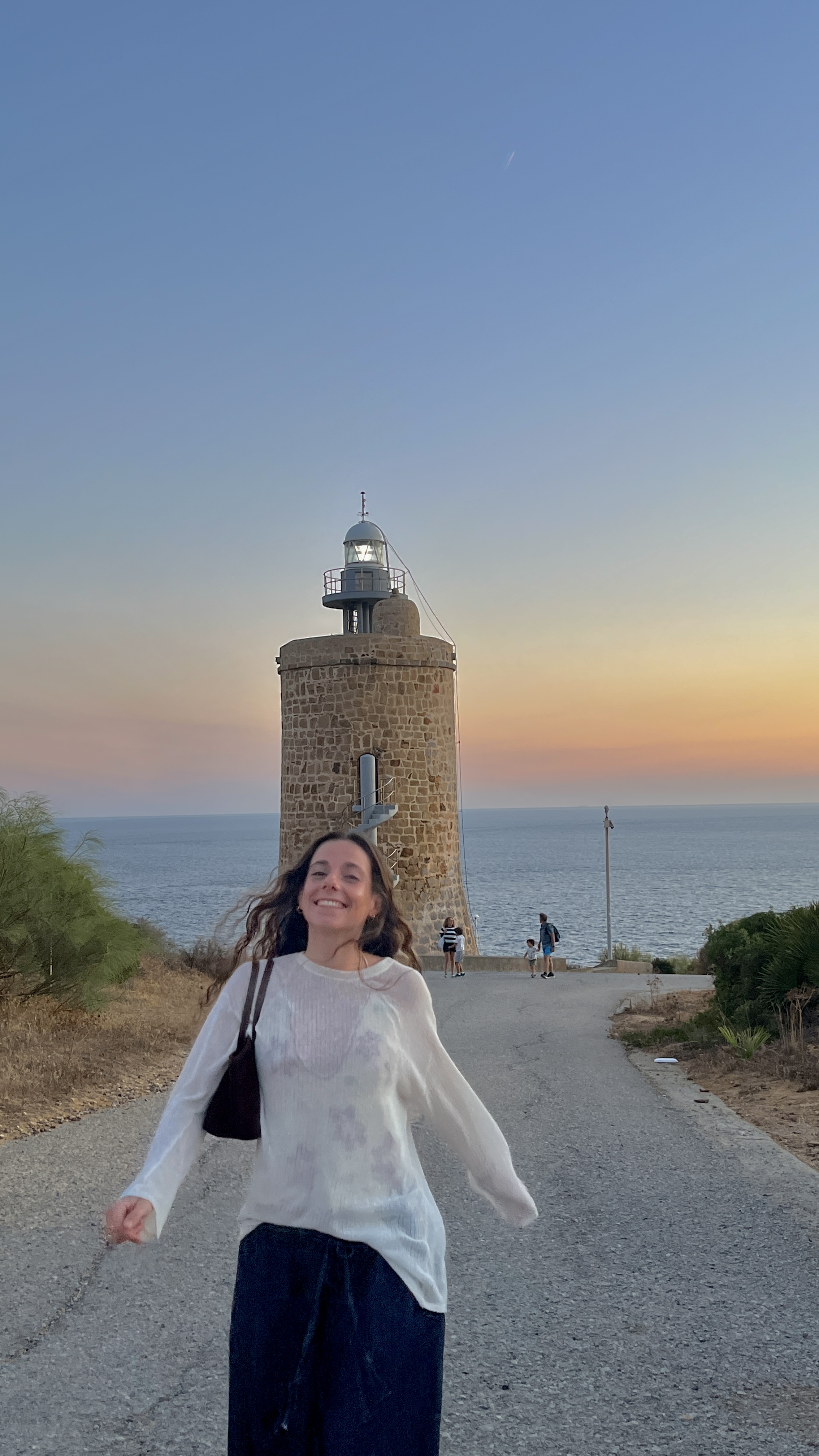 Lia Coll disfrutando de un atardecer en la costa de Mallorca