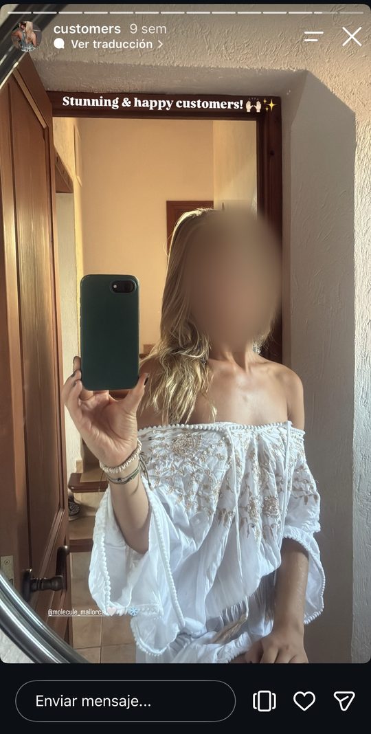 Story de una clienta con el rostro difuminado